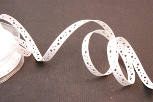 Band 20m/ 09mm, Lochband klebend, weiss Band 20m/ 09mm, Lochband klebend, weiss