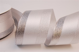 Band 25m/ 60mm, Satin mit Lurex, silber Band 25m/ 60mm, Satin mit Lurex, silber