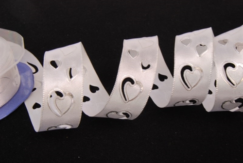 Band 10m/ 22mm, Herz gestanzt, weiss/silber Band 10m/ 22mm, Herz gestanzt, weiss/silber