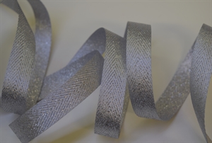 Band 25m/ 12mm, Fischgrat mit Lurex, silber Band 25m/ 12mm, Fischgrat mit Lurex, silber