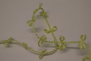 Band 25m/ 13mm, Schleife an Faden, grün Band 25m/ 13mm, Schleife an Faden, grün