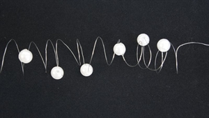 Girlande 10m/ 10mm, Kugeln an Draht, weiss Girlande 10m/ 10mm, Kugeln an Draht, weiss