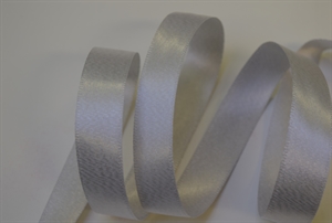 Band 25m/ 15mm, Uni mit Lurexschuss, silber Band 25m/ 15mm, Uni mit Lurexschuss, silber