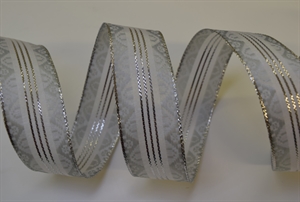 Band 20m/ 25mm, Deko m.Lurexstreifen, weiss-silber Band 20m/ 25mm, Deko m.Lurexstreifen, weiss-silber