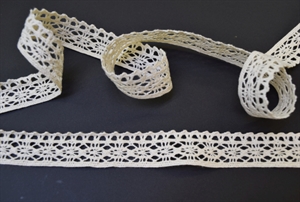 Band 15m/ 19mm, Häkel-Spitzenborte, ecru Band 15m/ 19mm, Häkel-Spitzenborte, ecru