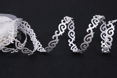 Band 10y/ 10mm, Ornament kl. klebend, ecru Band 10y/ 10mm, Ornament kl. klebend, ecru