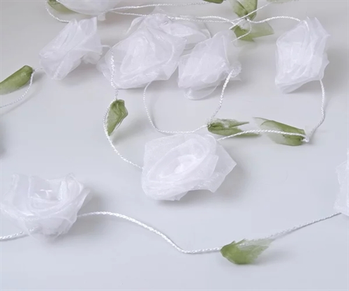 Girlande, 2.5m mit 12 Organza-Rosen, weiss Girlande, 2.5m mit 12 Organza-Rosen, weiss