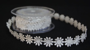 Band 10m/ 15mm, Blümchen 600x klebend, weiss Band 10m/ 15mm, Blümchen 600x klebend, weiss