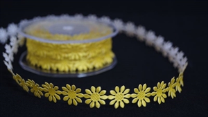 Band 10m/ 15mm, Blümchen 600x klebend, gelb Band 10m/ 15mm, Blümchen 600x klebend, gelb