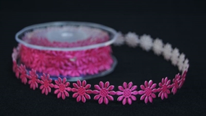 Band 10m/ 15mm, Blümchen 600x klebend, fuchsia Band 10m/ 15mm, Blümchen 600x klebend, fuchsia