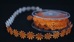 Band 10m/ 15mm, Blümchen 600x klebend, orange Band 10m/ 15mm, Blümchen 600x klebend, orange