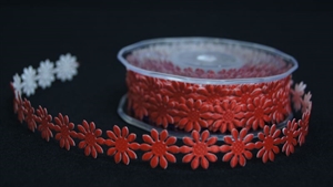 Band 10m/ 15mm, Blümchen 600x klebend, rot Band 10m/ 15mm, Blümchen 600x klebend, rot