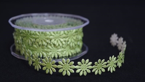 Band 10m/ 15mm, Blümchen 600x klebend, grün Band 10m/ 15mm, Blümchen 600x klebend, grün