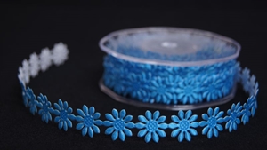 Band 10m/ 15mm, Blümchen 600x klebend, türkis Band 10m/ 15mm, Blümchen 600x klebend, türkis