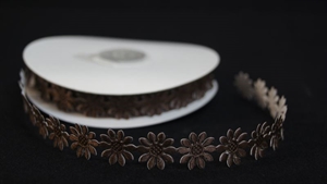 Band 10m/ 15mm, Blümchen 600x klebend, braun Band 10m/ 15mm, Blümchen 600x klebend, braun