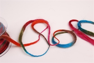 Band 15m/ 20mm, Wolle, grün/rot Band 15m/ 20mm, Wolle, grün/rot