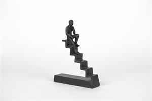 Figur, Mann auf Treppe L25x H38cm, alu black