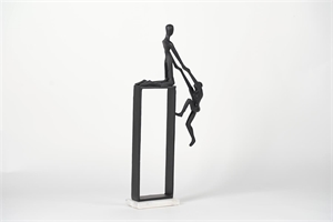 Figur, hängender Mann auf Marmor L28x H58cm, alu black Figur, hängender Mann auf Marmor L28x H58cm, alu black