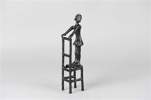 Figur, Mädchen mit Stuhl L6x 9x H31cm, burn