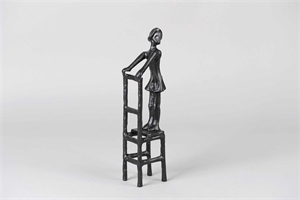 Figur, Mädchen mit Stuhl L6x 9x H31cm, burn Figur, Mädchen mit Stuhl L6x 9x H31cm, burn