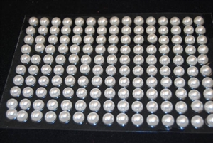 Perlen, 8mm halbe Grössen - klebend, creme Perlen, 8mm halbe Grössen - klebend, creme