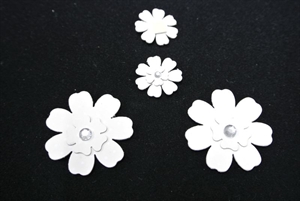 Blume, flach mit Perle 20/35mm, weiss Blume, flach mit Perle 20/35mm, weiss