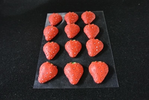 Erdbeere, 25mm 3D - VE12 - klebend, rot (91052)